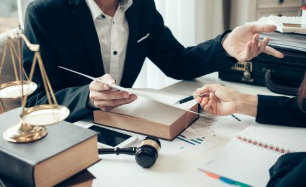 Factors to Consider When Choosing a Lawyer